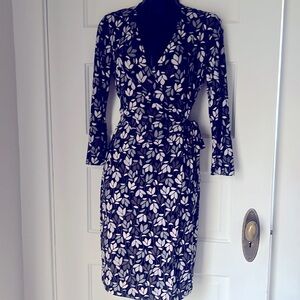 Ladies/Jrs size S dress, by Anne Klein, good condition, like new!